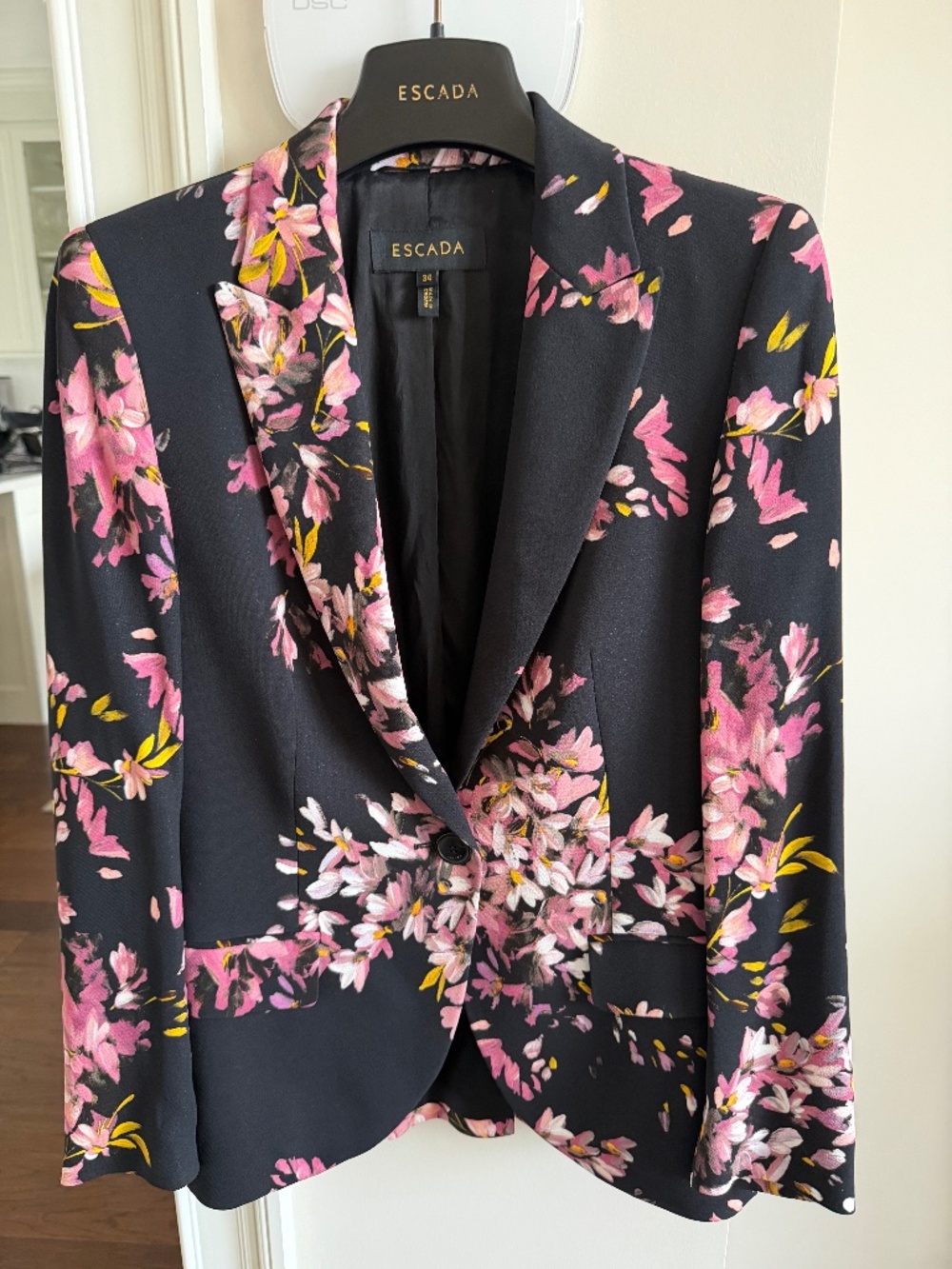 Escada jacket size 34. Incredible pattern